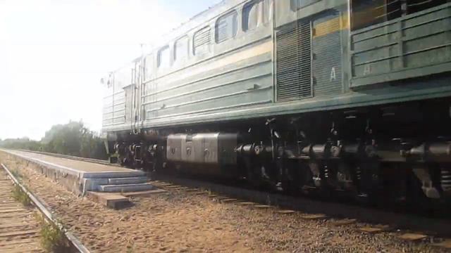 Тепловозы 2ТЭ10У-0108 и 0070 с составом полувагонов смотреть онлайн