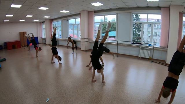 Баланс и стойки на руках - упражнение на равновесие / Balance And Handstand Balance Exercise