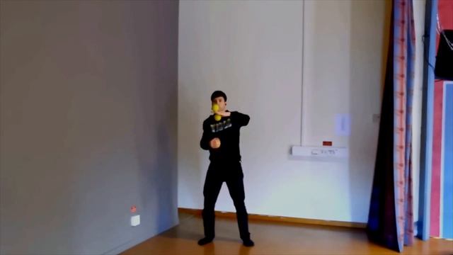 Multilevel Jugglers - Juggling at Different Hand Heights смотреть онлайн