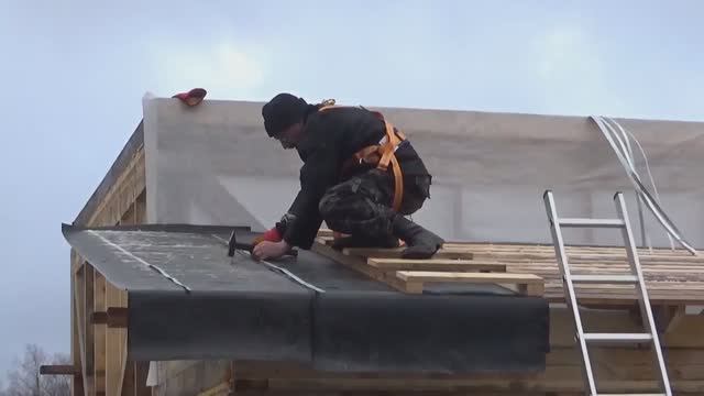 Строим маленький каркасный дом на сваях своими руками (ч.23). Устройство кровли из рубероида смотреть онлайн