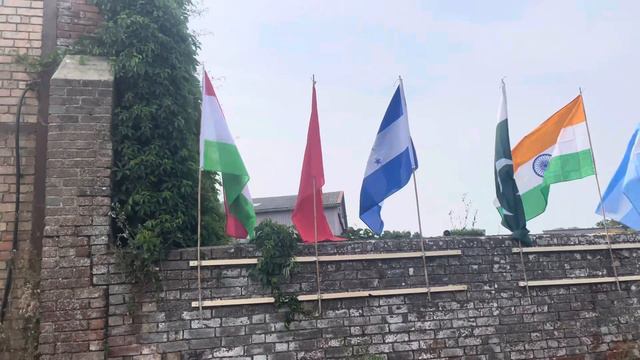 Работа в Англии на ферме Clarkes of Bowley .Флаги тех стран чьи люди работают на этой ферме #englan смотреть онлайн