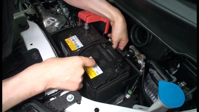 16. Извлечение аккумулятора Honda Stepwgn RP