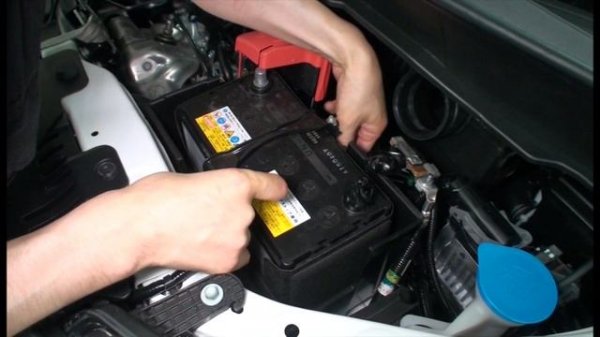 16. Извлечение аккумулятора Honda Stepwgn RP