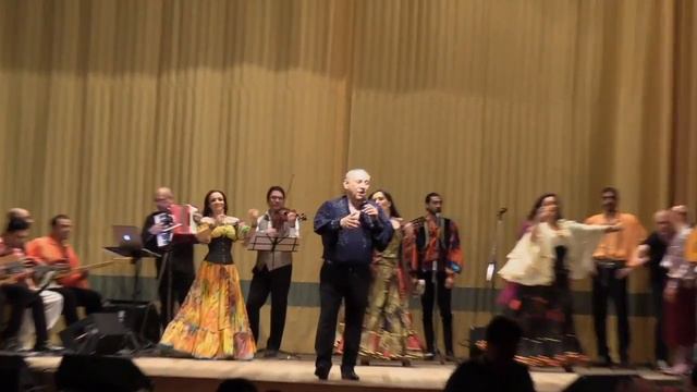 Копия видео "Табор возвращается! "Две гитары" поет Николай Васильев" смотреть онлайн