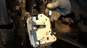 ЗАМЕНА ТРОСИКА РУЧКИ ДВЕРИ RANGE ROVER VOGUE