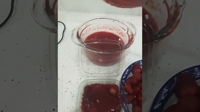 ?Ароматное и свежое клубничное пюре! Удобно употреблять на завтрак и в сладостях.Хранится в холодил смотреть онлайн
