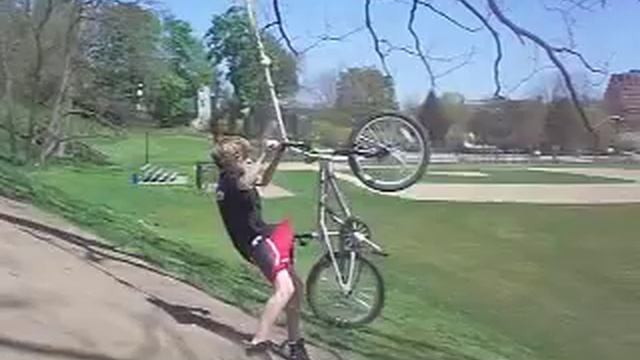 Rope swing + bike = Major fun смотреть онлайн