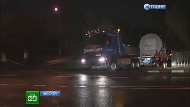 Огромная турбина «ползет» по ночной Москве на 40 метровой платформе смотреть онлайн