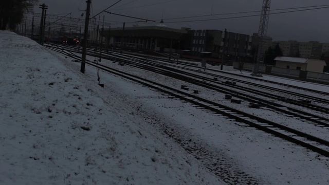 Прибытие дизель-поезда ДР1А-124 и отправление ТЭП70К-0260 с пассажирским поездом.Станция Гродно. смотреть онлайн