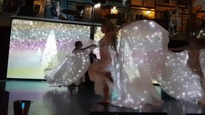 Танец со светодиодными крыльями!