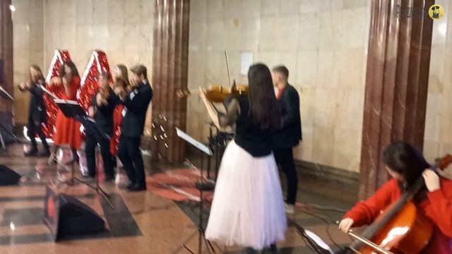 Рождественская мелодия из 1984-го года — «Last Christmas» (играет «Moon Eclipse») смотреть онлайн