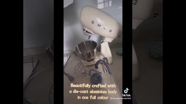 Unboxing SMEG SMF03 Stand Mixer смотреть онлайн