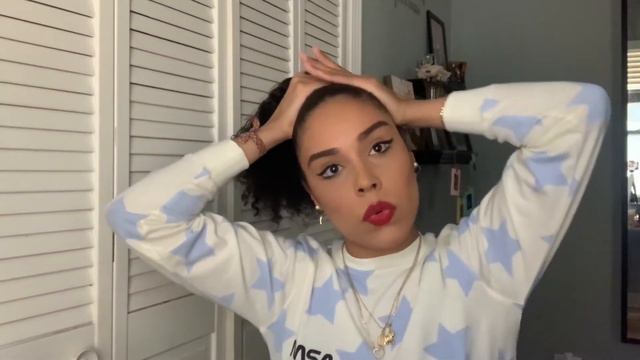 HOW TO TOP KNOT BUN ON CURLY HAIR | Daniela Carolina смотреть онлайн