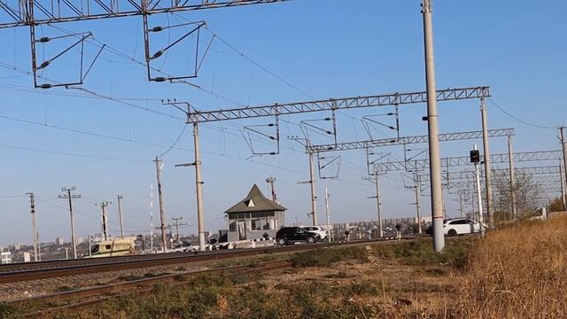ЭП1-215 и ЭД9М-0068 На жд переезде смотреть онлайн