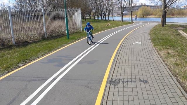 Алекс научился кататься на велосипеде 23.04.17 смотреть онлайн