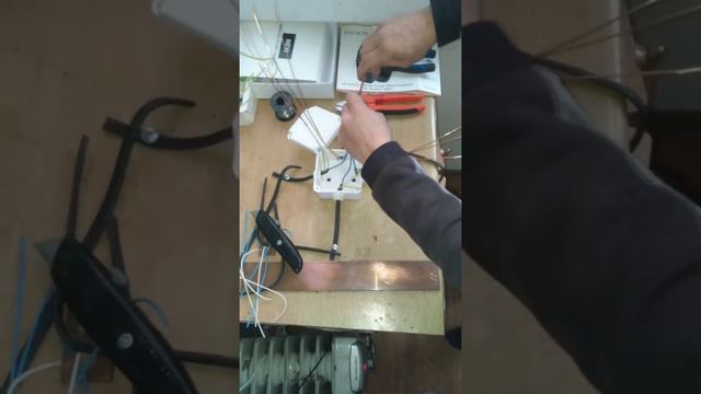 ТАКОГО ТЫ ЕЩЁ НЕ ВИДЕЛ! самый быстрый способ скрутки электрик электромонтажник лайфак электрика смотреть онлайн