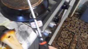 Как от сковородки открутить ручку.