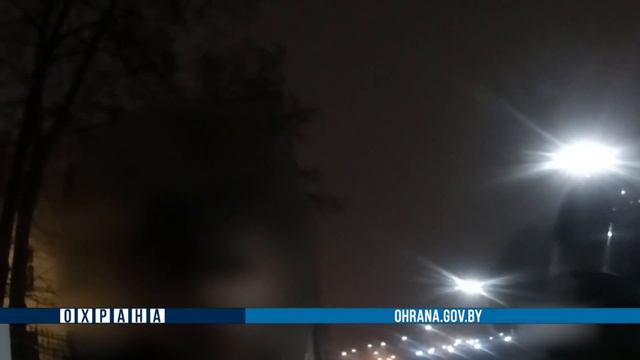 Разбить стекло попросил товарищ, чтобы привлечь внимание девушки смотреть онлайн