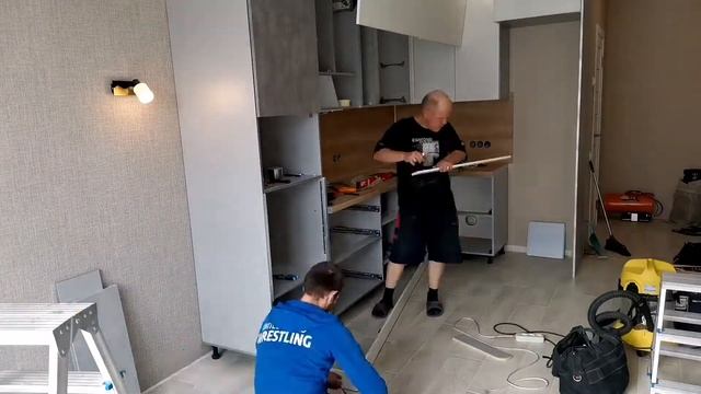 Монтаж кухни угловой. В сочетании дерева и бетона. смотреть онлайн