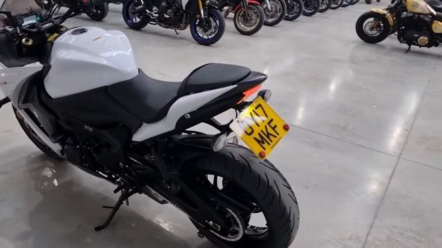 Suzuki GSX-S1000F 2017 - Completely Motorbikes