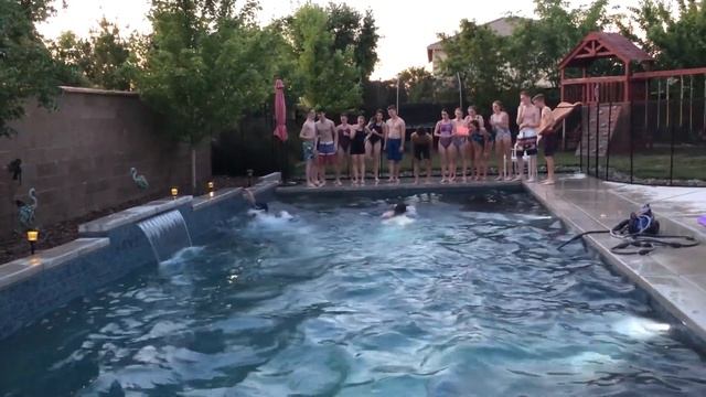 Pool Game: T-Shirt Relay смотреть онлайн