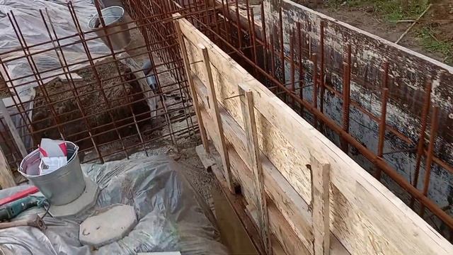 Продолжаем собирать опалубку после урогана и ливней . смотреть онлайн