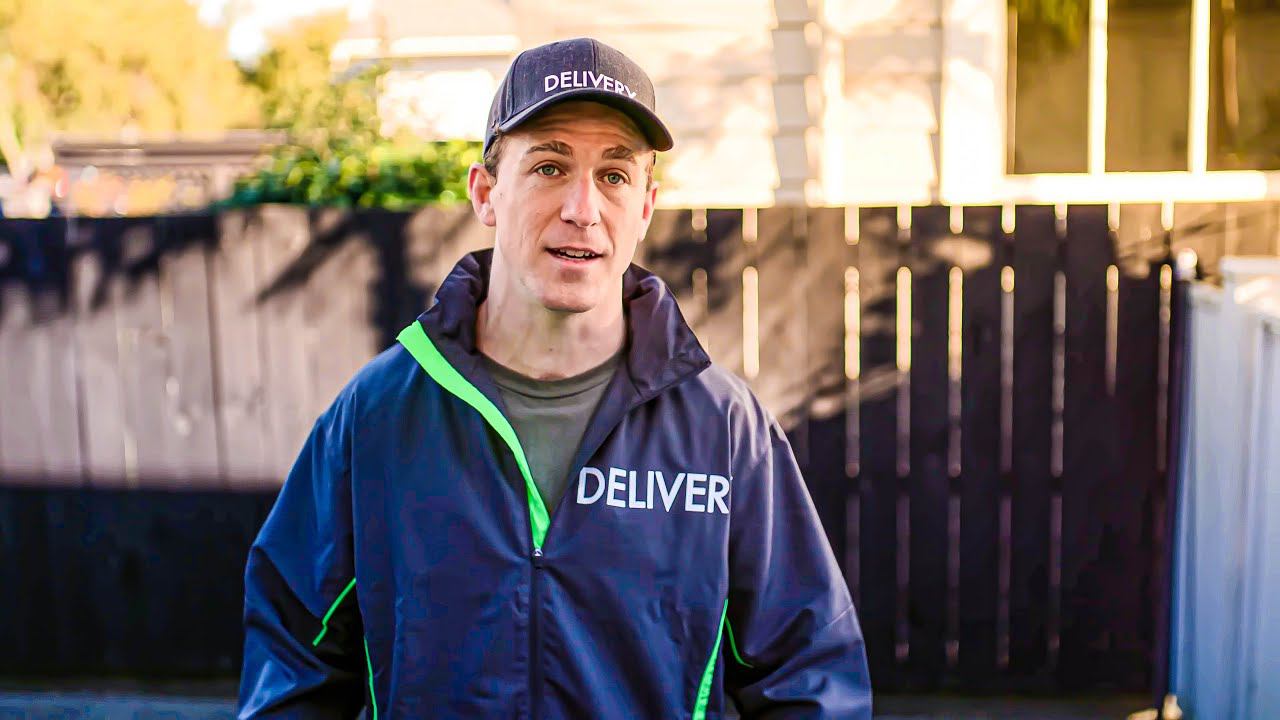 КОГДА ИЗБЕГАЕШЬ КУРЬЕРА смотреть онлайн