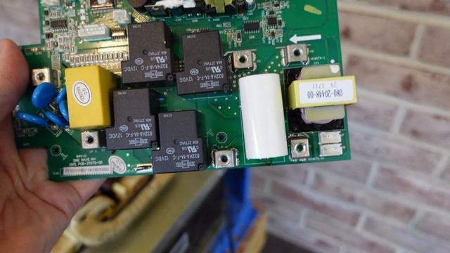 Inspecting the Old AIMS Inverter - Capacitors, Burn Marks, Solder, and More смотреть онлайн