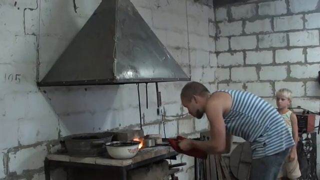 Живем на земле. Выпуск 6. Кузница. Закалка ножа из подшипника в масле. смотреть онлайн