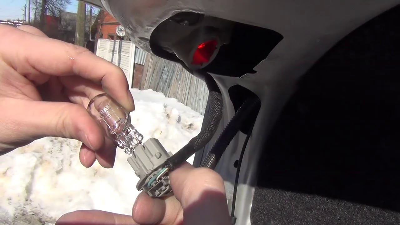 Замена лампы задней противотуманной фары на Toyota Corolla смотреть онлайн