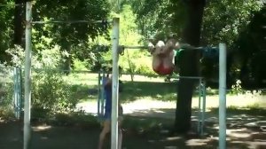 Девушки на турнике