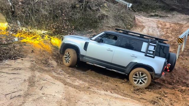 差點就要吃席了！ 路虎衛士110泥地越野挑戰，不斷嘗試最終成功！#LandRover#defender110#越野#car смотреть онлайн