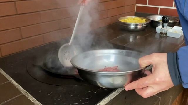 Жареная картошка по-польски, с краковской колбасой и маринованными огурчиками - за уши не оттянешь! смотреть онлайн
