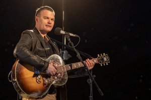 Евгений Дятлов исполняет цыганский романс «По ком, по ком, ты слёзы проливаешь?»