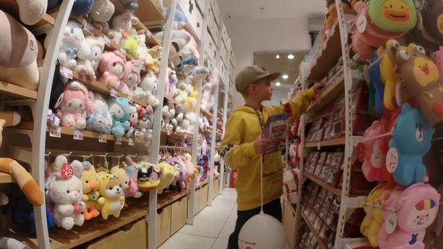 Не можем выбрать машинку в детском мире в Москве смотреть онлайн