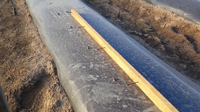 Как сделать разметку для отверстий на черной пленке. смотреть онлайн