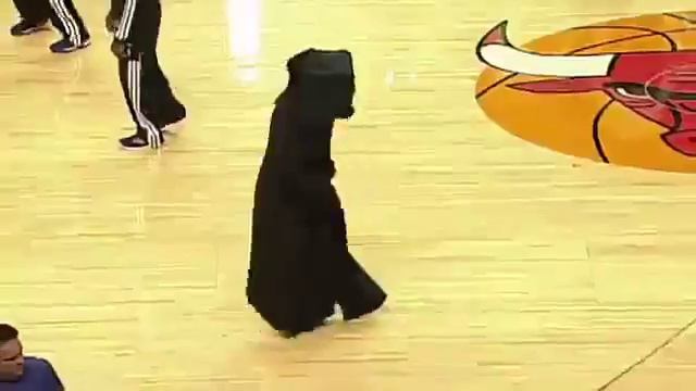 Самый лучший в мире баскетбольный талисман Chicago Bulls смотреть онлайн