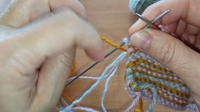 Вяжем спицами из остатков пряжи. Смена нити смотреть онлайн