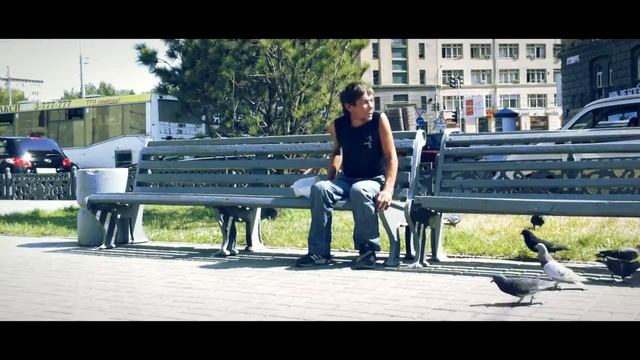 Мужик кормит голубей смотреть онлайн