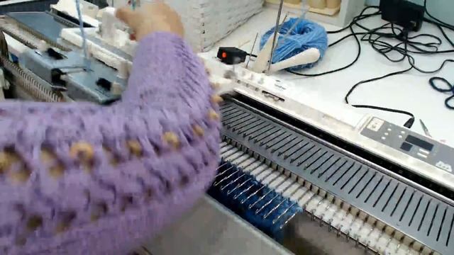 "Let's meet and knit together: knitting 3D cowl online with Lorraine Woolheart смотреть онлайн