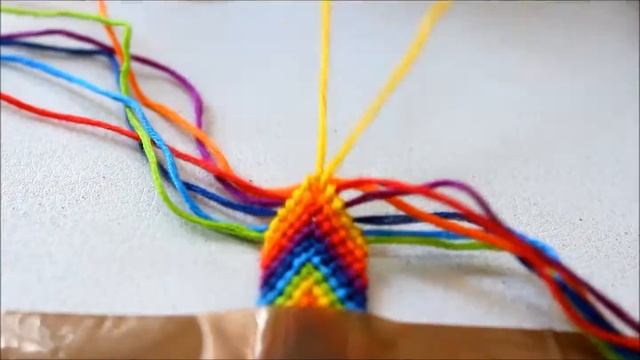 Как научиться плести фенечки Урок № 2 Радуга смотреть онлайн