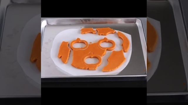 Печенье из тыквы на Хэллоуин. Cookies from a pumpkin on Halloween смотреть онлайн