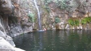 Водопад Завитан на Голанских высотах в Израиле. Девушки купаются голышом.