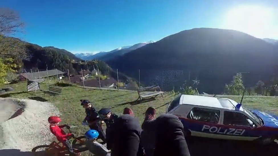 Побег на велосипеде, снятый на GoPro смотреть онлайн