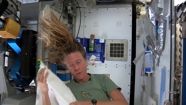 Astronaut Tips: How to Wash Your Hair in Space смотреть онлайн