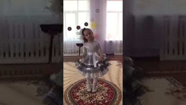 Малышка Арина читает на изусть. Ходит наша Бабушка. До слез. смотреть онлайн