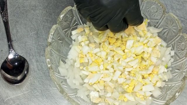 САЛАТ ИЗ РЫБНЫХ КОНСЕРВОВ смотреть онлайн