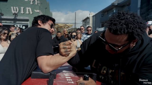 Pro Arm Wrestler challenges people in public смотреть онлайн