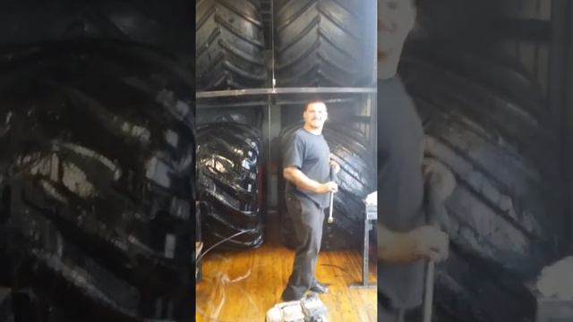 How to wash monster jam tires in a hurry.! смотреть онлайн