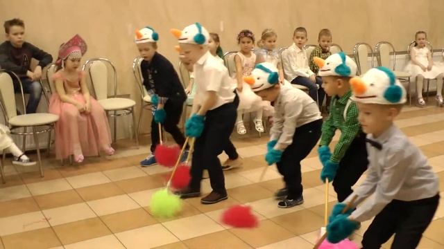 "Марш снеговиков" (старшая группа). Детский центр "РУЧЕЁК" (Новый год 2017) смотреть онлайн